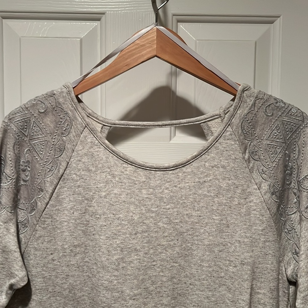Francesca’s gray sweatshirt with lace detail and open back Sz M NWT